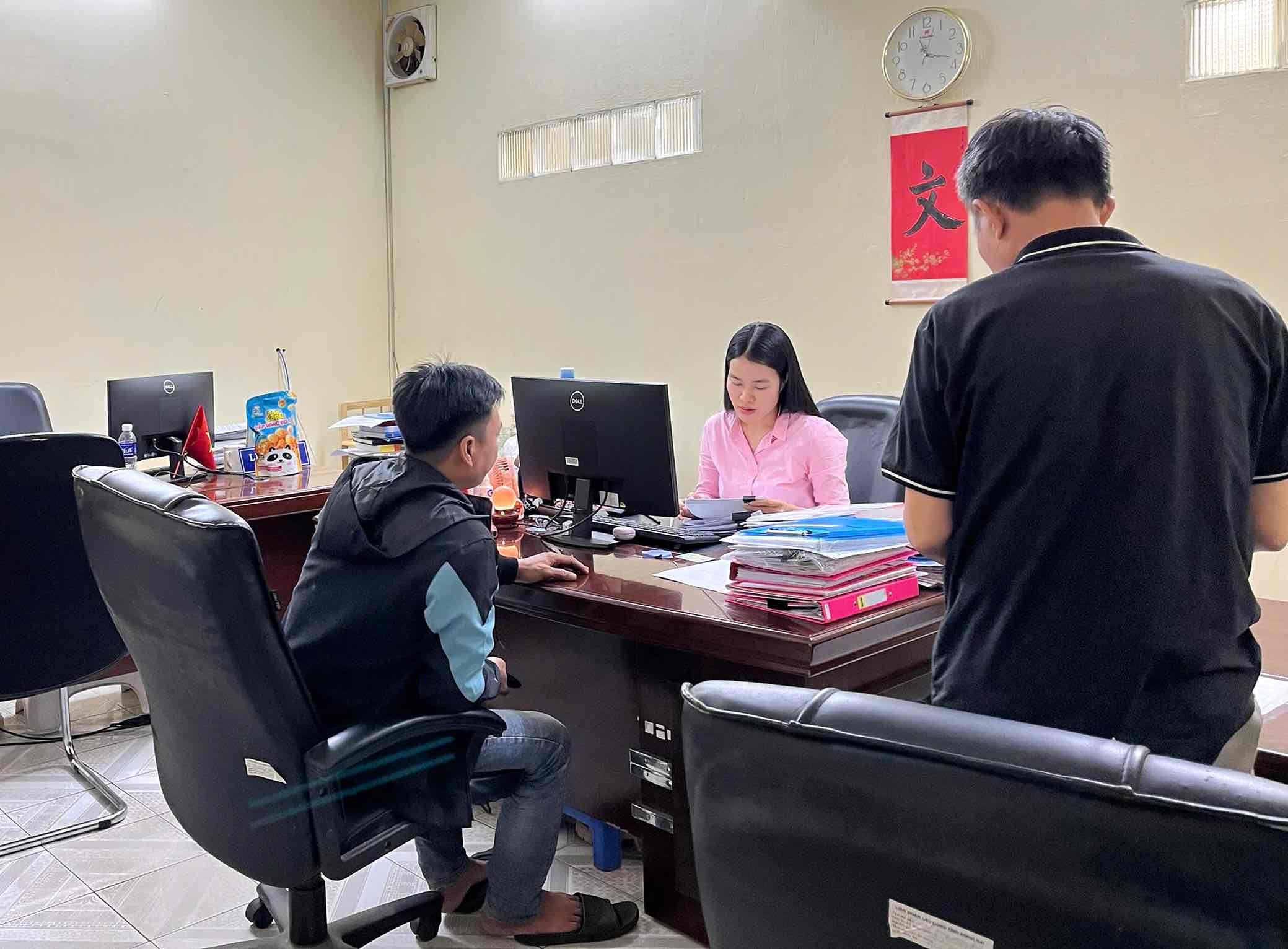 Officers of the Trade Union Legal Consulting Center (Dong Nai Provincial Federation of Labor) support workers in drafting petitions to send to competent authorities to claim benefits on wages and social insurance. Photo: HAC