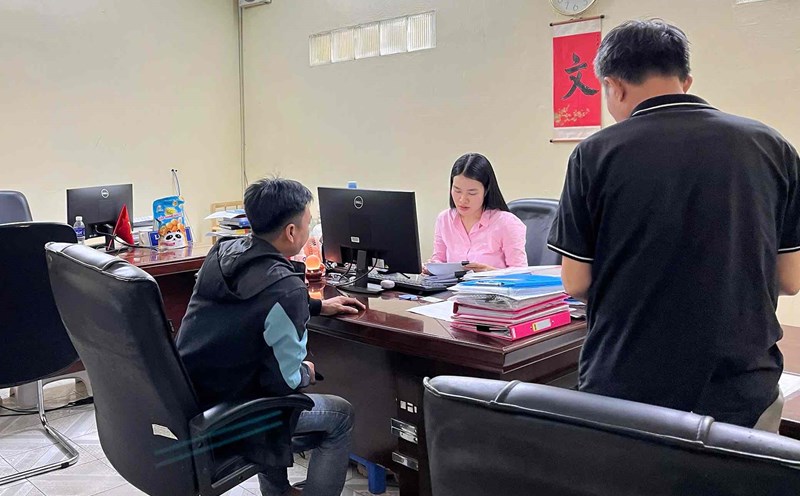 Officers of the Trade Union Legal Consulting Center (Dong Nai Provincial Federation of Labor) support workers in drafting petitions to send to competent authorities to claim benefits on wages and social insurance. Photo: HAC