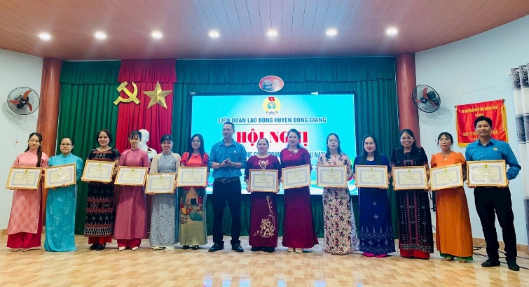 LDLD huyen Dong Giang, Quang Nam tang giay khen cac tap the, ca nhan co thanh tich xuat sac trong hoat dong cong doan nam hoc 2024 - 2025 va 6 thang dau nam 2025. Anh: Ngoc Vy
