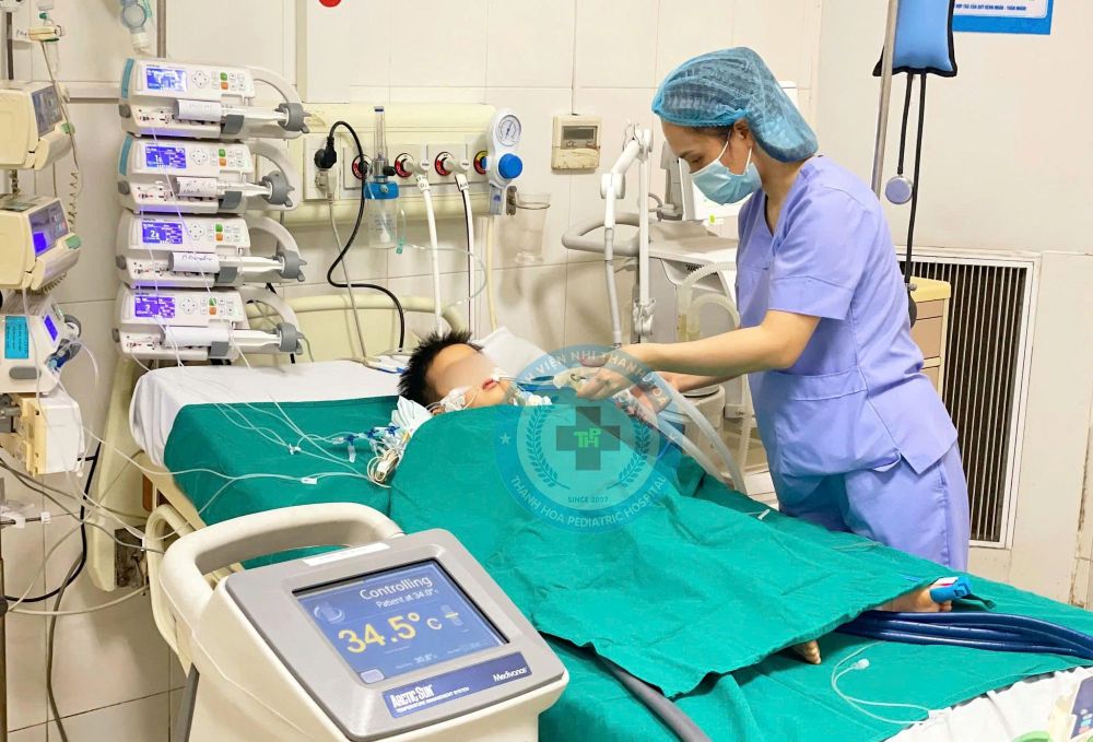 Tich cuc cap cuu, dieu tri cho tre bi duoi nuoc. Anh: Benh vien cung cap