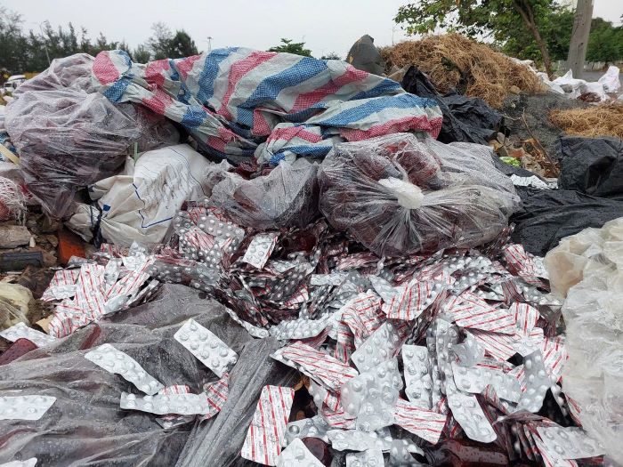 Identifique al propietario de cientos de ampollas que se desechen en Da Nang. Foto: HS