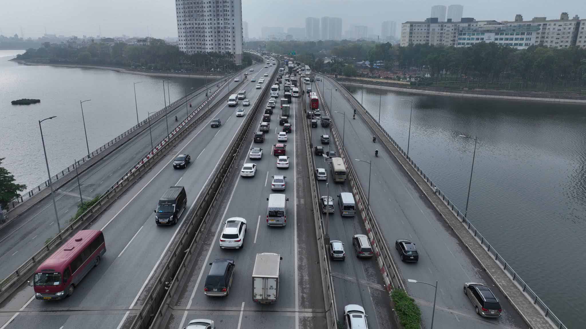 The elevated Ring Road 3 is one of two expressways managed by Hanoi City. Photo: Cuong Ngo