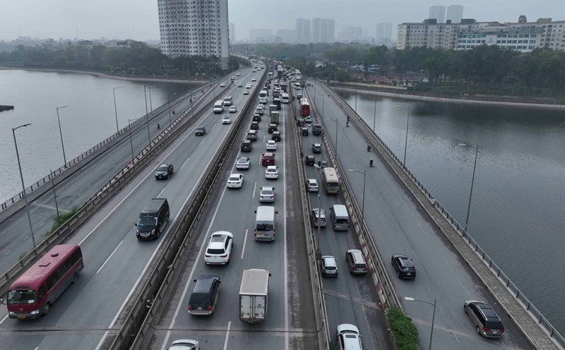 The elevated Ring Road 3 is one of two expressways managed by Hanoi City. Photo: Cuong Ngo