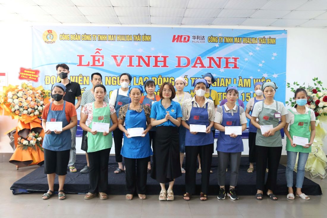 Chu tich Cong doan cong ty TNHH May Hualida Nguyen Thi Hanh trao qua cho cong nhan co hoan canh kho khan. Anh Ba Manh.