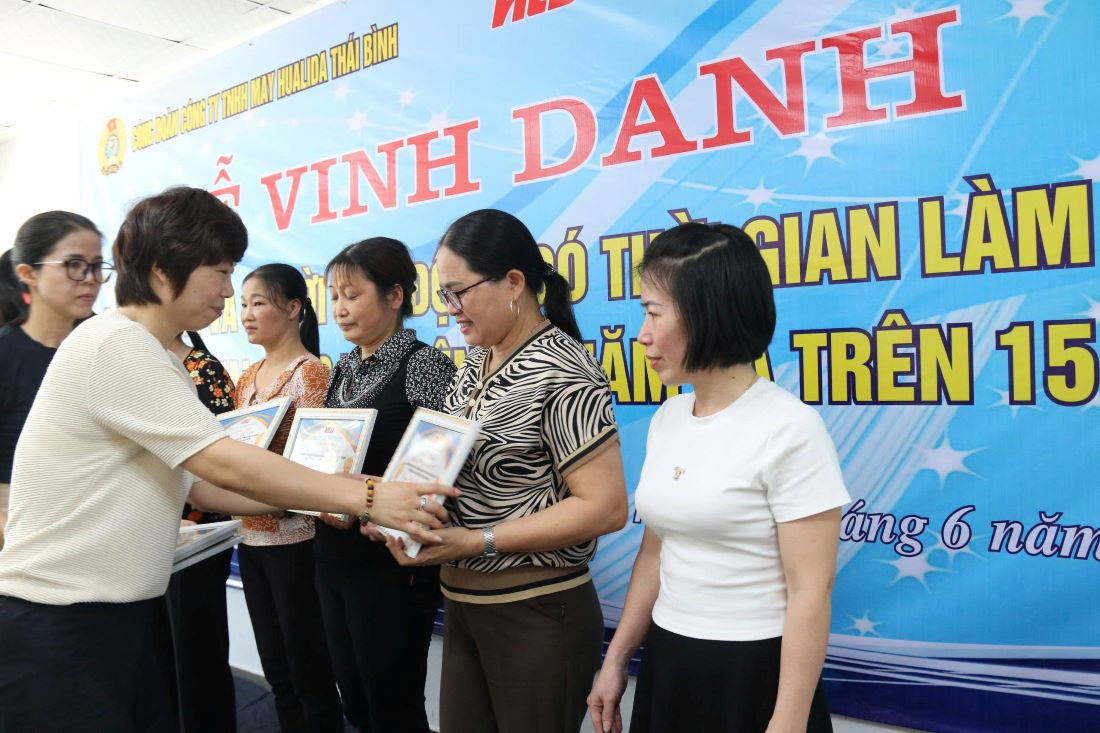 Sra. Du Li Ping - Directora General Adjunta de Hualida Garment Co., Ltd. otorgo elogios a los trabajadores que habian trabajado mas de 15 años en la Enterprise. Foto: Ba Manh