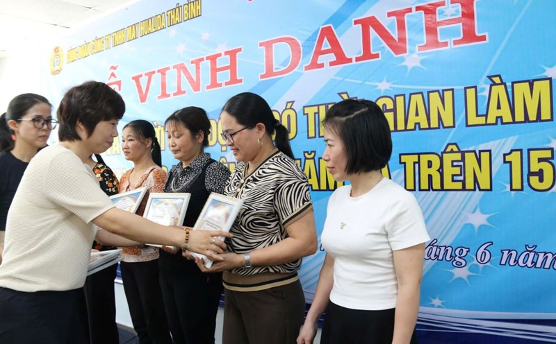 Ms. Du Li PING - Deputy General Director of Hualida Garment Company Limited presented awards to workers who have worked for over 15 years at the enterprise. Photo: Ba Manh