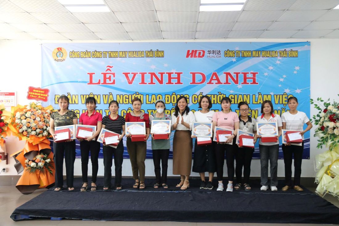 Pho Chu tich Lien doan Lao dong tinh Thai Binh Pham Thi Thang trao khen thuong vinh danh nguoi lao dong. Anh: Ba Manh