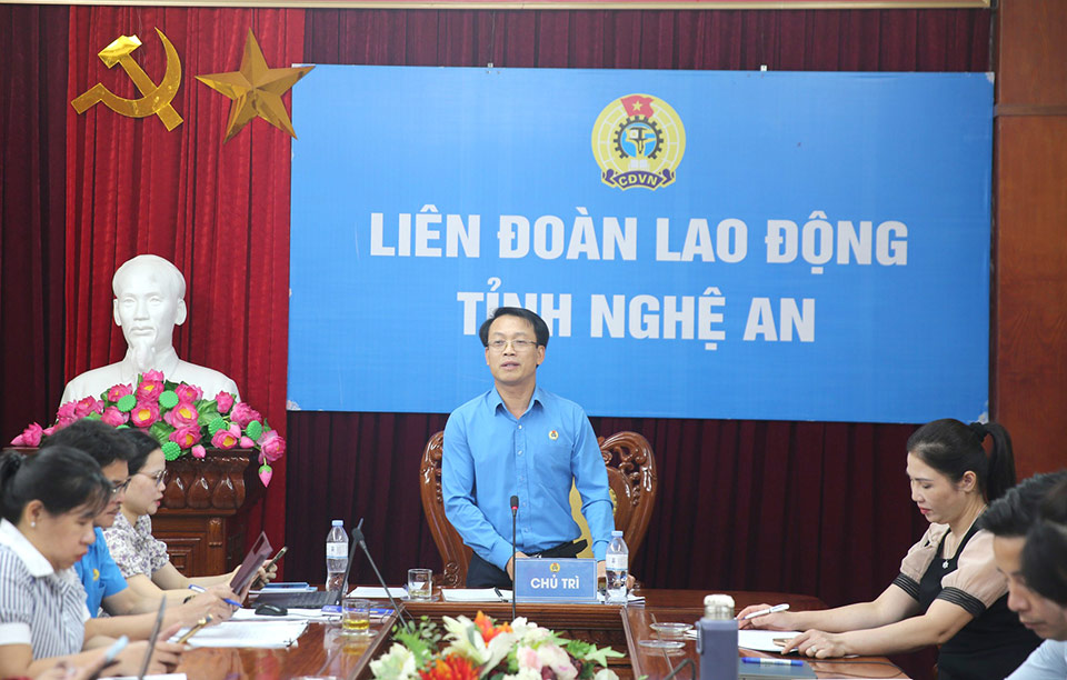 Comrade Nguyen Chi Cong - Permanent Vice President of Nghe An Provincial Federation of Labor chaired a conference to disseminate the Project to end the activities of the Federation of Labor of districts, cities, towns and a number of trade unions at the grassroots level. Photo: Tran Van