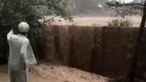 El barro, la arena y la grava inundaron la zona residencial despues de fuertes lluvias.