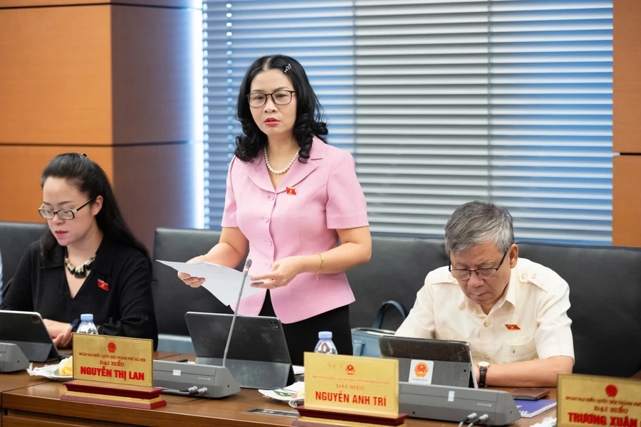 GS.TS Nguyen Thi Lan – Doan Dai bieu Quoc hoi TP Ha Noi de xuat chinh sach ho tro sinh vien gioi hoc nganh tai chinh ke toan. Anh: Quochoi.vn
