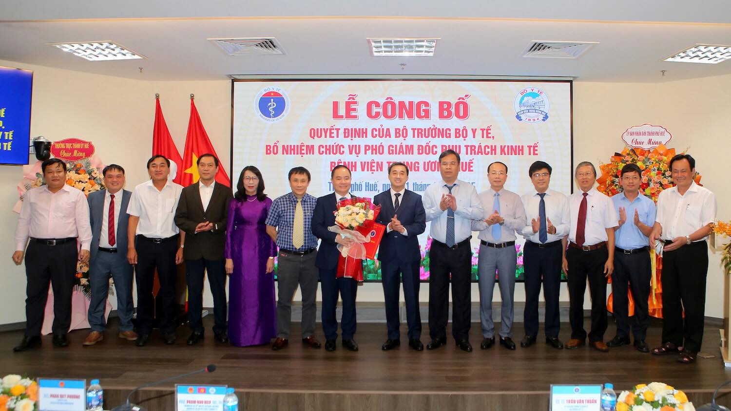 BSCKII Pham Nhu Vinh Tuyen was appointed as Deputy Director in charge of finance of Hue Central Hospital. Photo: Lan Huong.