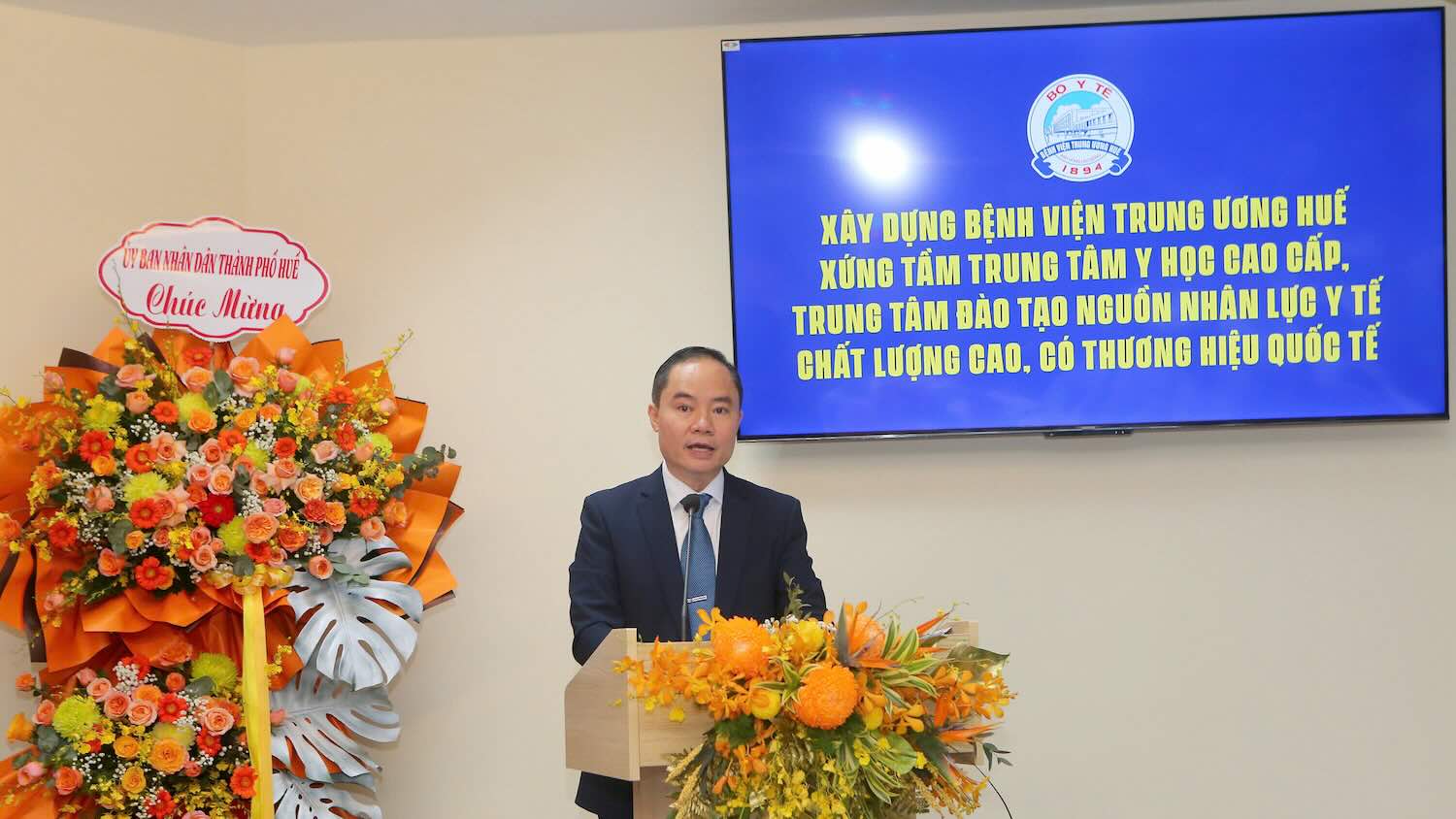 Tan Pho Giam doc Benh vien Trung uong Hue Pham Nhu Vinh Tuyen. Anh: Lan Huong.