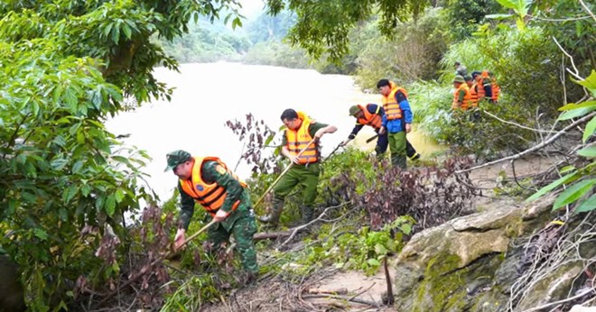Las fuerzas funcionales coordinaron para buscar victimas faltantes en el rio Chay. Foto: Duc Luan