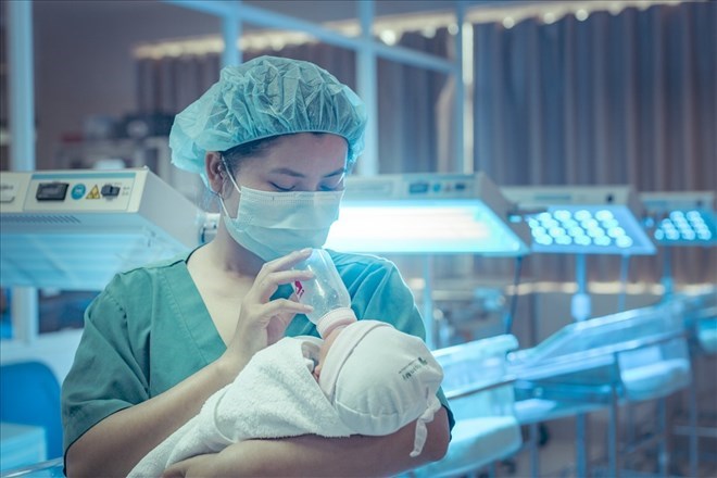 Information related to disciplining teachers who have third children has received the attention of many readers. Photo: Ha Le