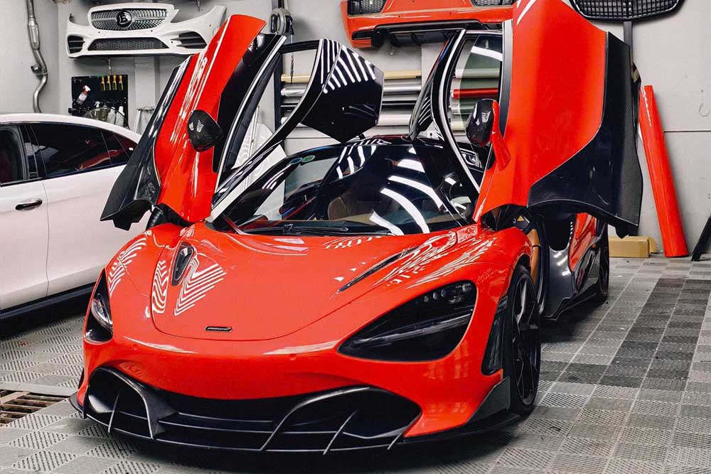 El nivel de diseño de Topcar de McLaren 720S atrae la atencion con la calcomania roja. Foto: Quan Hoang