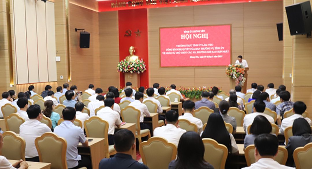 Overview of the conference to announce the Resolution of the Standing Committee of Hung Yen Provincial Party Committee on key personnel for new communes and wards after the merger. Photo: Hung Yen Newspaper