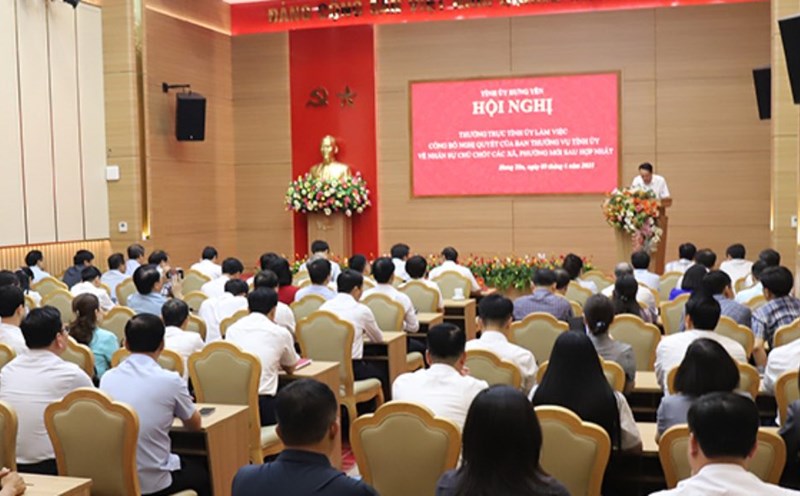 Overview of the conference to announce the Resolution of the Standing Committee of Hung Yen Provincial Party Committee on key personnel for new communes and wards after the merger. Photo: Hung Yen Newspaper