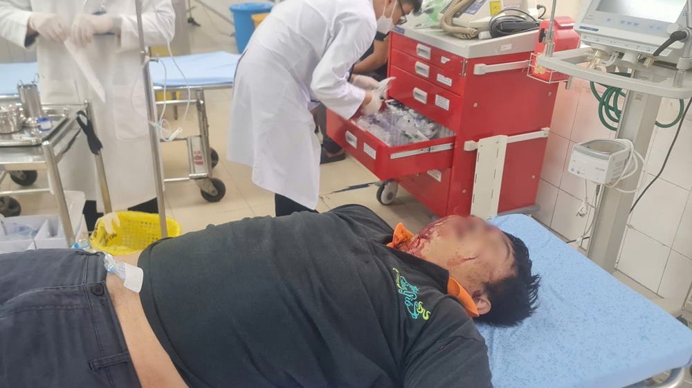 Anh Phuc duoc ong Thanh cho di vien cap cuu kip thoi sau tai nan. Anh: Lam Hong