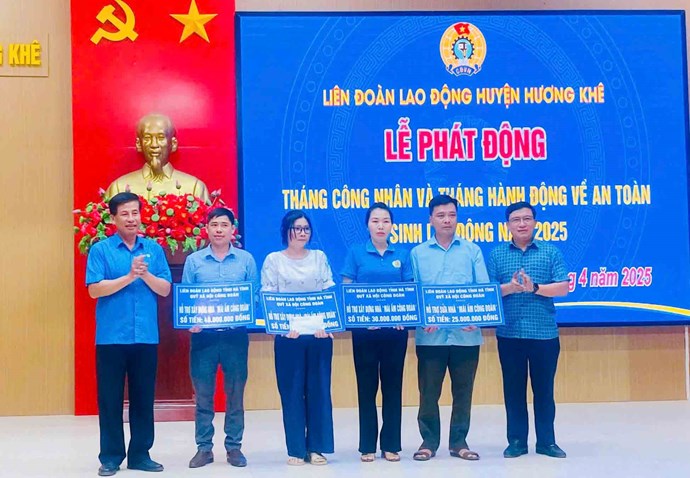 Providing support to build a Union Shelter for union members and workers in difficult circumstances in Huong Khe. Photo: Huong Thuy.