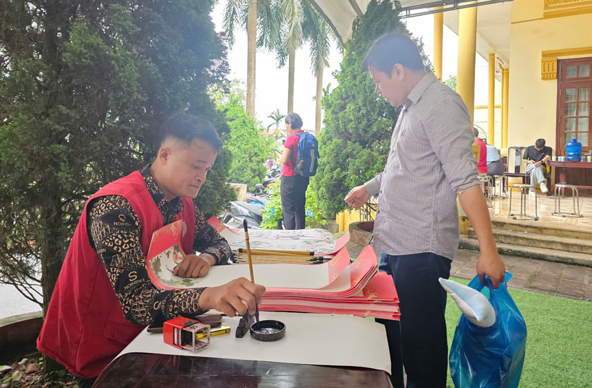 Cong doan vien nhan qua va chu thu phap sau khi hien mau. Anh: Bao Nguyen