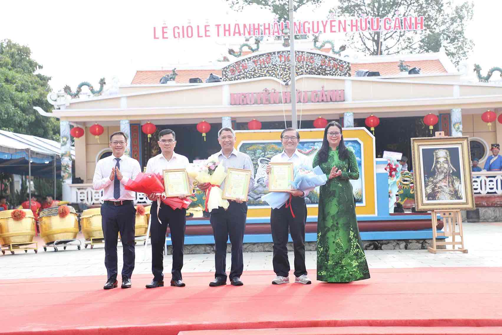 Lanh dao So van hoa, the thao va du lich cung UBND TP Bien Hoa trao thu cam on cac don vi, ca nhan. Anh: HAC
