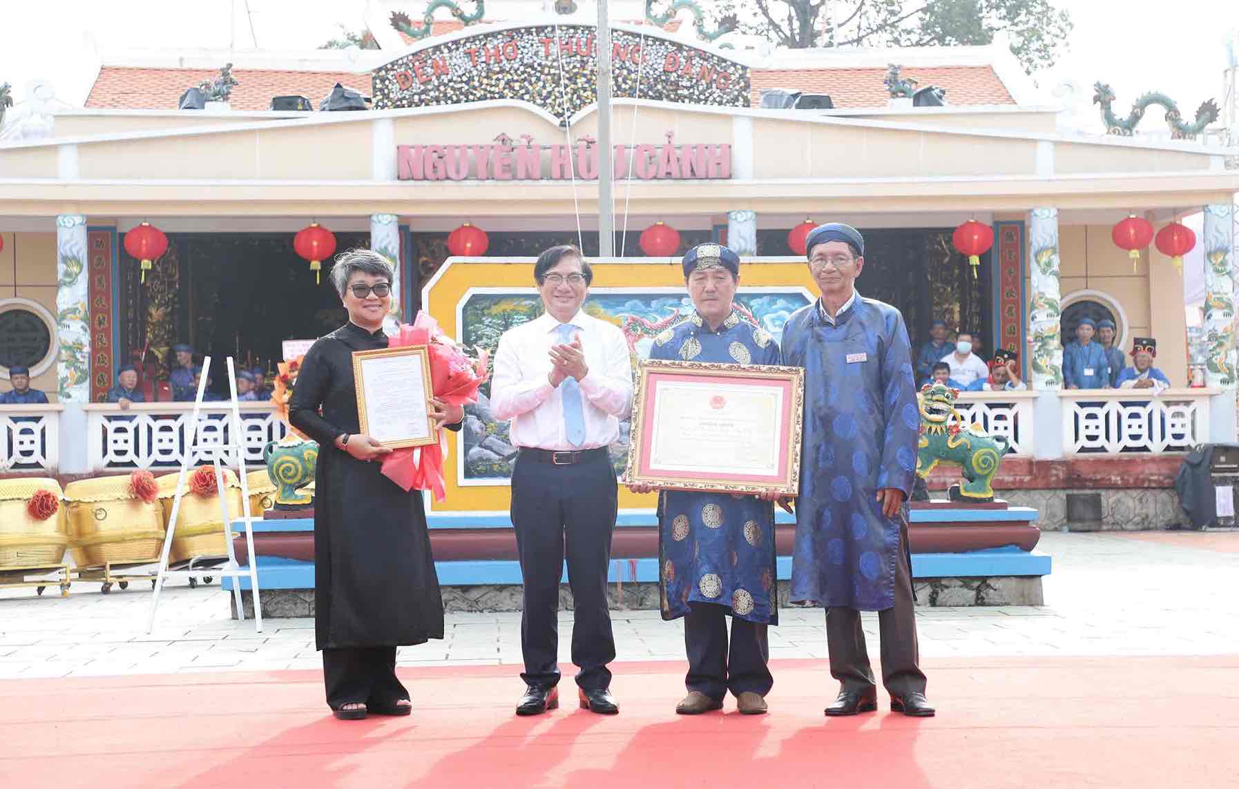 Pho chu tich UBND tinh Dong Nai Nguyen Son Hung trao quyet dinh ghi danh vao Danh muc di san van hoa phi vat the quoc gia Le gio Le Thanh hau Nguyen Huu Canh. Anh: HAC