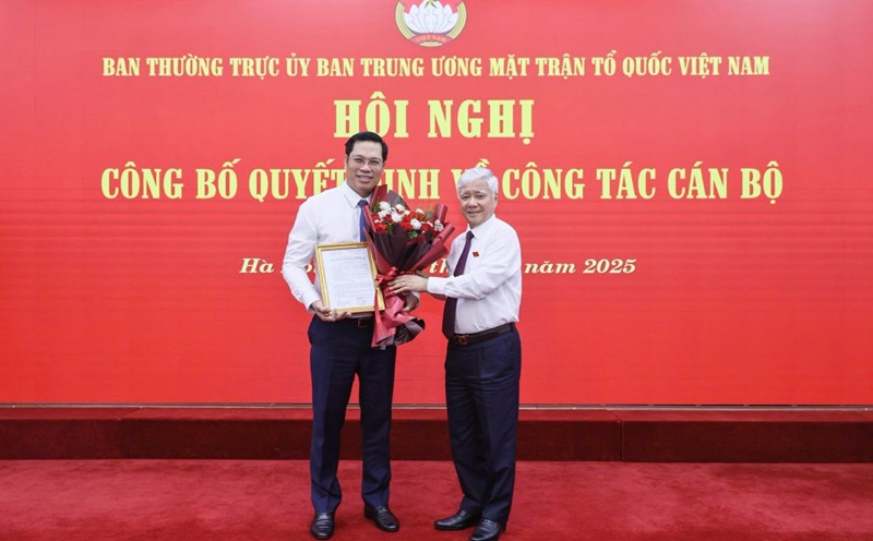 Chairman of the Central Committee of the Vietnam Fatherland Front Do Van Chien presented the decision and presented congratulatory flowers to Mr. Bui Duy Dong. Photo: Quang Vinh