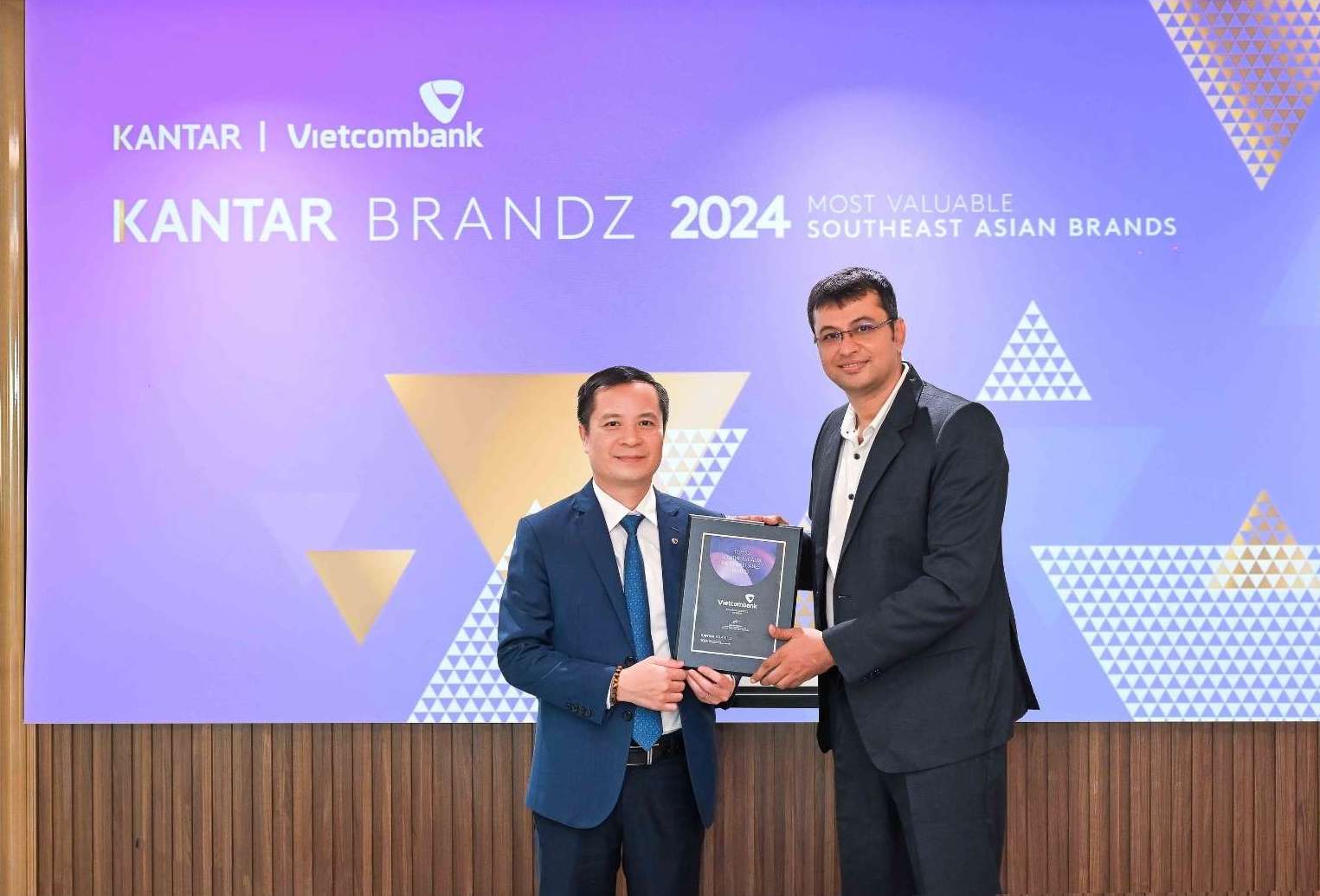 Dai dien Vietcombank, ong Le Hoang Tung - Pho Tong Giam doc (ben trai) nhan chung nhan “Top 30 thuong hieu gia tri nhat Dong Nam A” tu dai dien Kantar, ong Sumit Kamra - Giam doc Phat trien Chien luoc Kantar Insights. Anh: Vietcombank