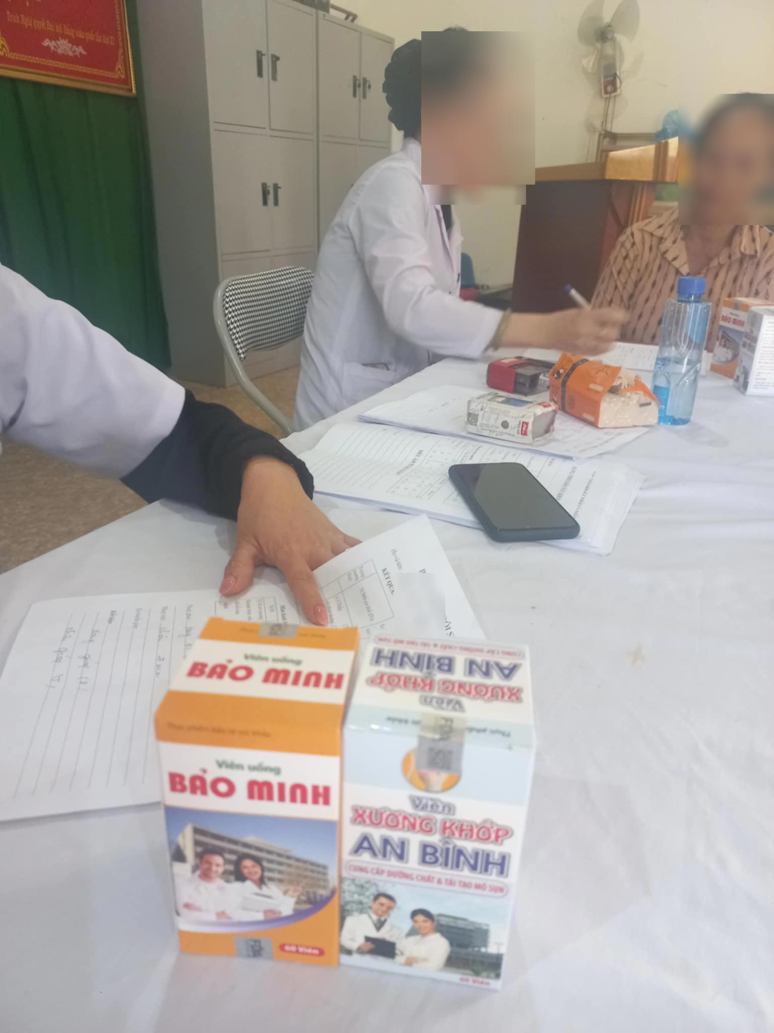 Đoàn "bác sĩ" lợi dụng hoạt động thiện nguyện để bán thuốc giá cao cho người dân nghèo miền núi Kỳ Sơn (Nghệ An). Ảnh: Ngọc Anh