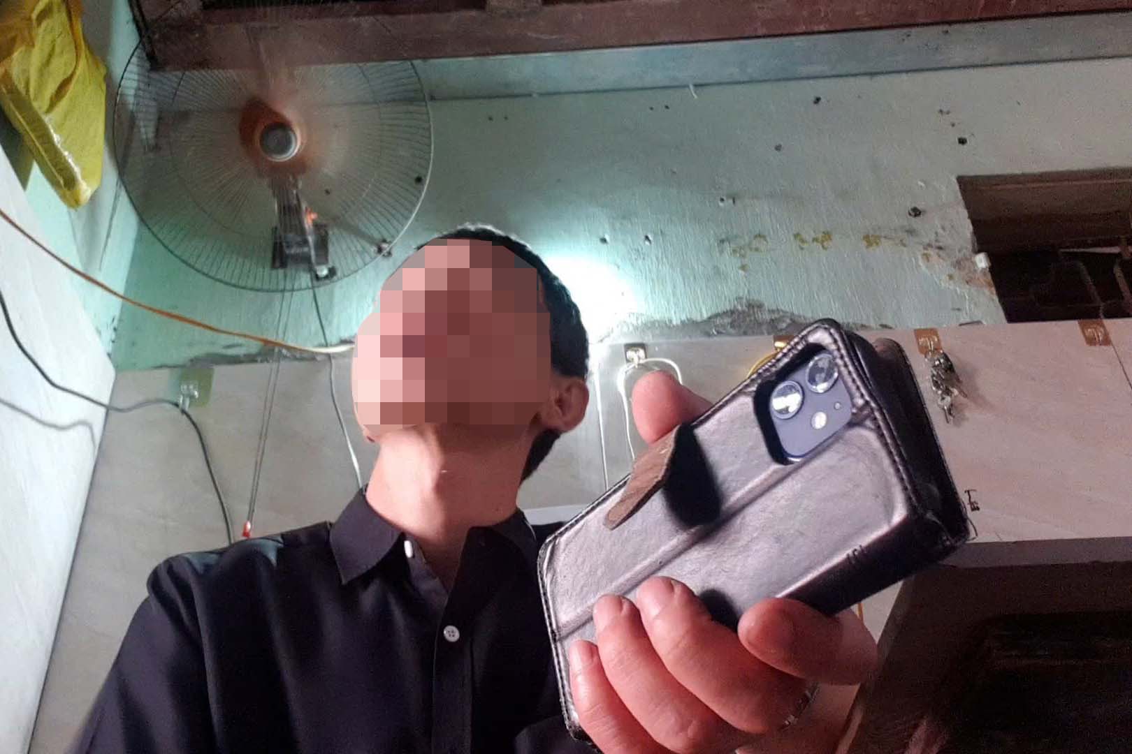 H, chủ cơ sở sản xuất đá viên tại ngõ 376 đường Bưởi trong cuộc trao đổi với PV. Ảnh: NHÓM PV