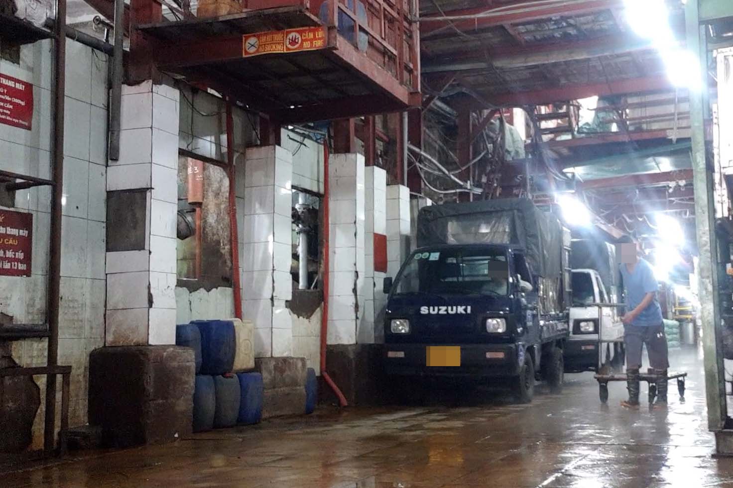Bên trong xưởng làm đá lạnh Tuyết Tuyết (46 An Dương, Tây Hồ). Ảnh: NHÓM PV