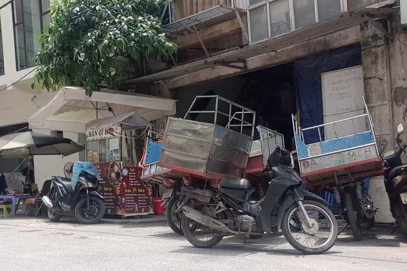 Xưởng làm đá viên tại ngõ 376 đường Bưởi nhìn từ bên ngoài. Ảnh: NHÓM PV