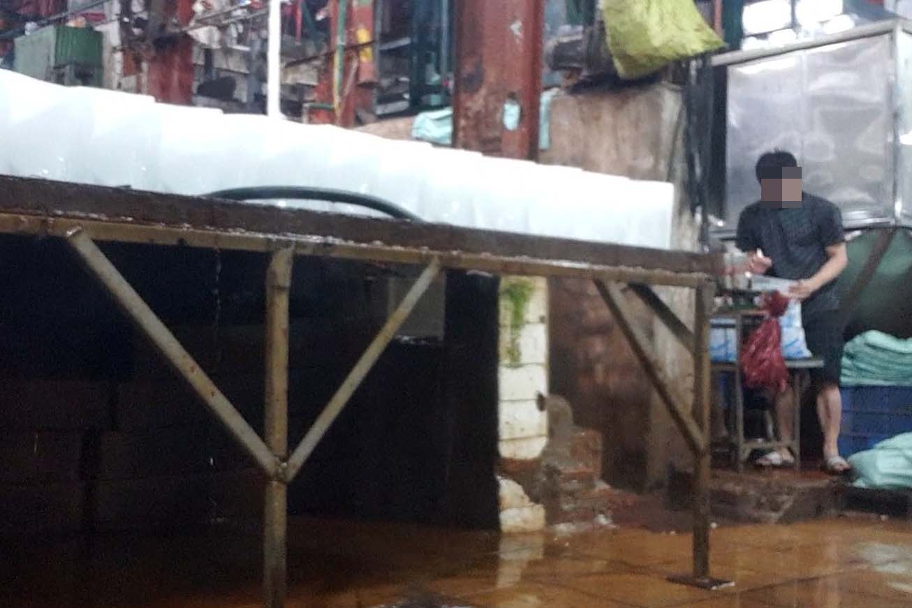 Nhân viên làm việc tại xưởng làm đá Tuyết Tuyết không đồ bảo hộ, không găng tay khi đóng gói đá viên. Ảnh: NHÓM PV