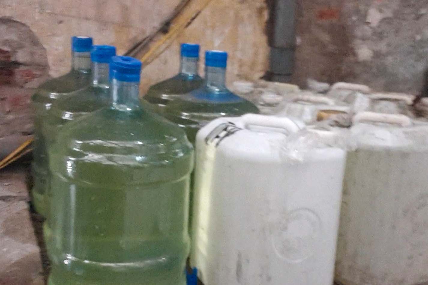 Trong xưởng để la liệt nhiều bình chứa và thùng phi phục vụ quá trình sản xuất đá viên số lượng lớn. Ảnh: NHÓM PV