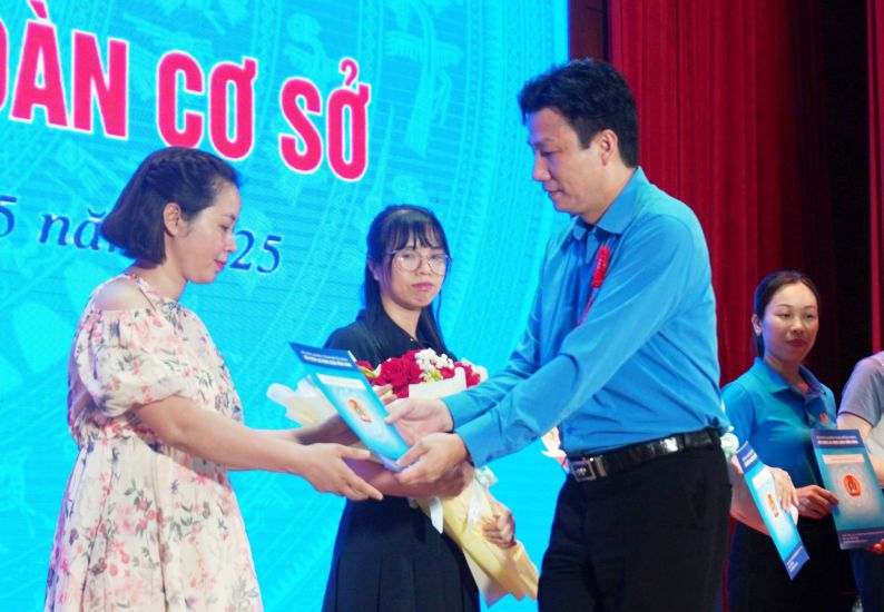 The Hoang Bang Labor Federation presented regulations to the 7 grassroots trade unions in the 2025 Workers' Month. Photo: Mai Dung