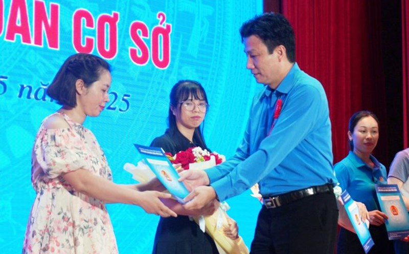 The Hoang Bang Labor Federation presented regulations to the 7 grassroots trade unions in the 2025 Workers' Month. Photo: Mai Dung