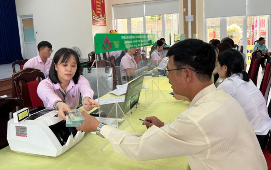Los miembros del sindicato y los trabajadores en el distrito de NGU Hanh Son, Da Nang City tienen acceso a prestamos de manera rapida y rapida. Foto: Tra Van