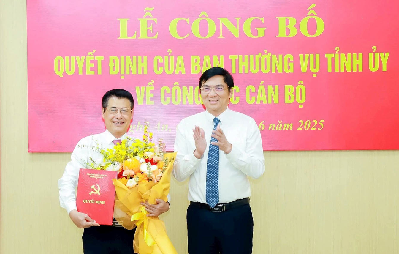 El Sr. Hoang Nghia Hieu, subsecretario permanente del Comite del Partido Provincial, Presidente de Nghe, un Consejo Popular Provincial otorgo la decision del Comite Permanente de Nghe Un Comite de Partidos Provinciales para movilizar, asignar y nombrar al Sr. Le Truong Giang, Secretario del Comite del Partido, Presidente del Consejo del Partido de la gente de la ciudad de Hoang, para celebrar el Diputado Director de la Organizacion del Comite de la Organizacion de la Organizacion de la Organizacion, un Comite de la Organizacion, un Comite de la Organizacion. Foto: Thanh Duy