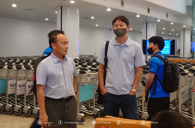 Tong thu ki Nguyen Van Phu don doi tuyen Viet Nam tai san bay. Anh: VFF