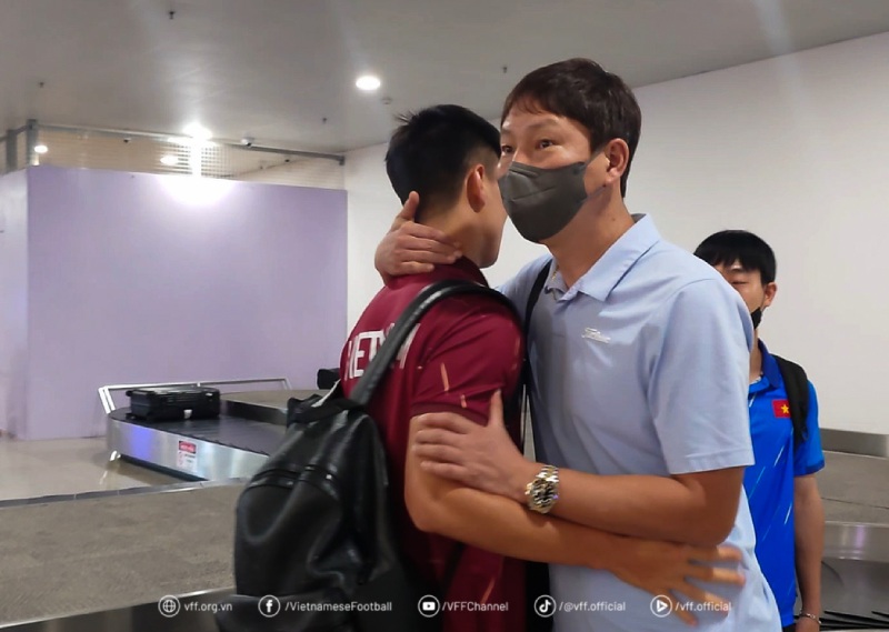 Huan luyen vien Kim sang-sik chia tay cac hoc tro. Anh: VFF
