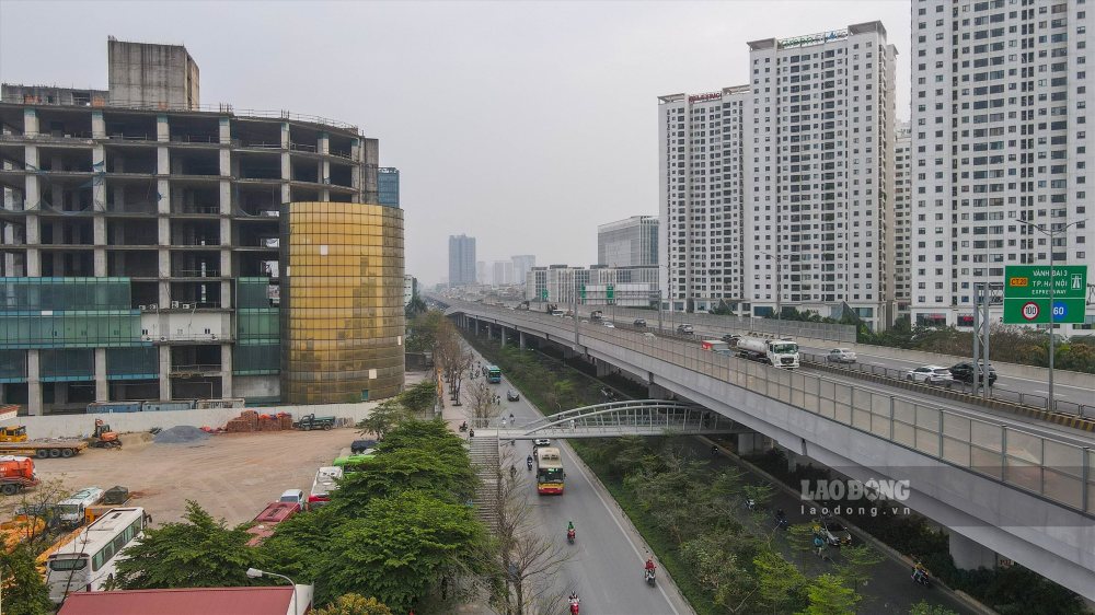 Viec truy thu tien thue dat co the tao ra hieu ung domino khien nguon cung khan hiem, giac mo an cu cua nguoi dan ngay cang xa voi. Anh: Phan Anh