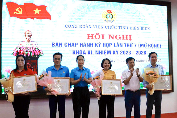 Many collectives and individuals of the Dien Bien Provincial Civil Servants' Union were commended and rewarded in the emulation movement. Photo: Huy Hoang