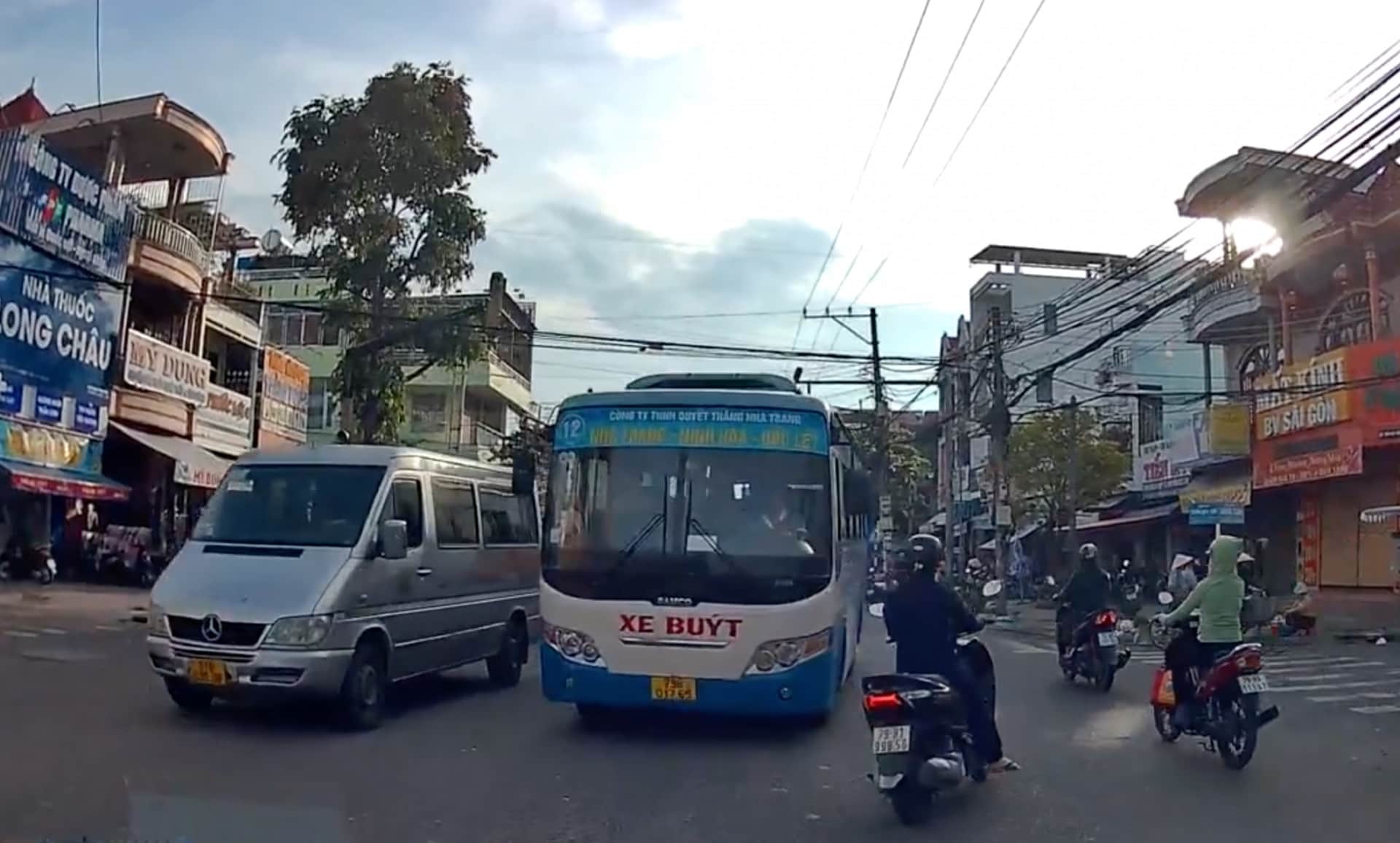 The traffic police in Khanh Hoa fined the bus driver for reckless overtaking and encroaching on the lane, endangering vehicles going in the opposite direction. Photo: Provided by the police