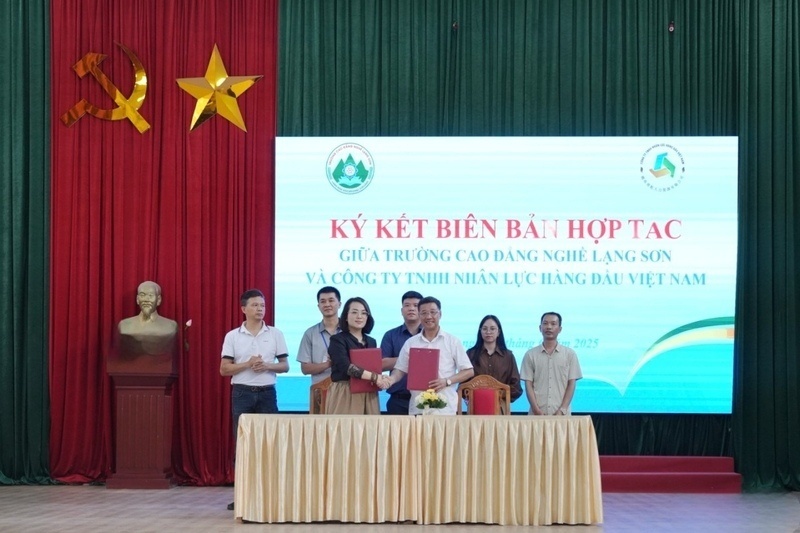 Signing ceremony of the cooperation agreement on training and job creation for students between Lang Son Vocational College and Vietnam's leading human resources company Limited. Photo: Minh Khanh