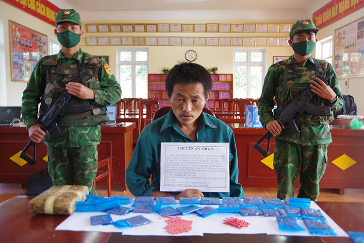 Đối tượng Cháng A Lử cùng 12.000 viên ma túy tổng hợp. Ảnh: Anh Dũng