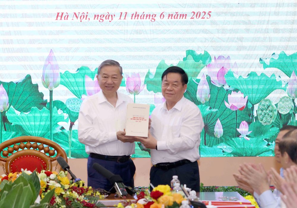 Uy vien Bo Chinh tri, Bi thu Trung uong Dang, Truong Ban Tuyen giao va Dan van Trung uong Nguyen Trong Nghia tang sach Tong Bi thu To Lam. Anh: Hai Nguyen