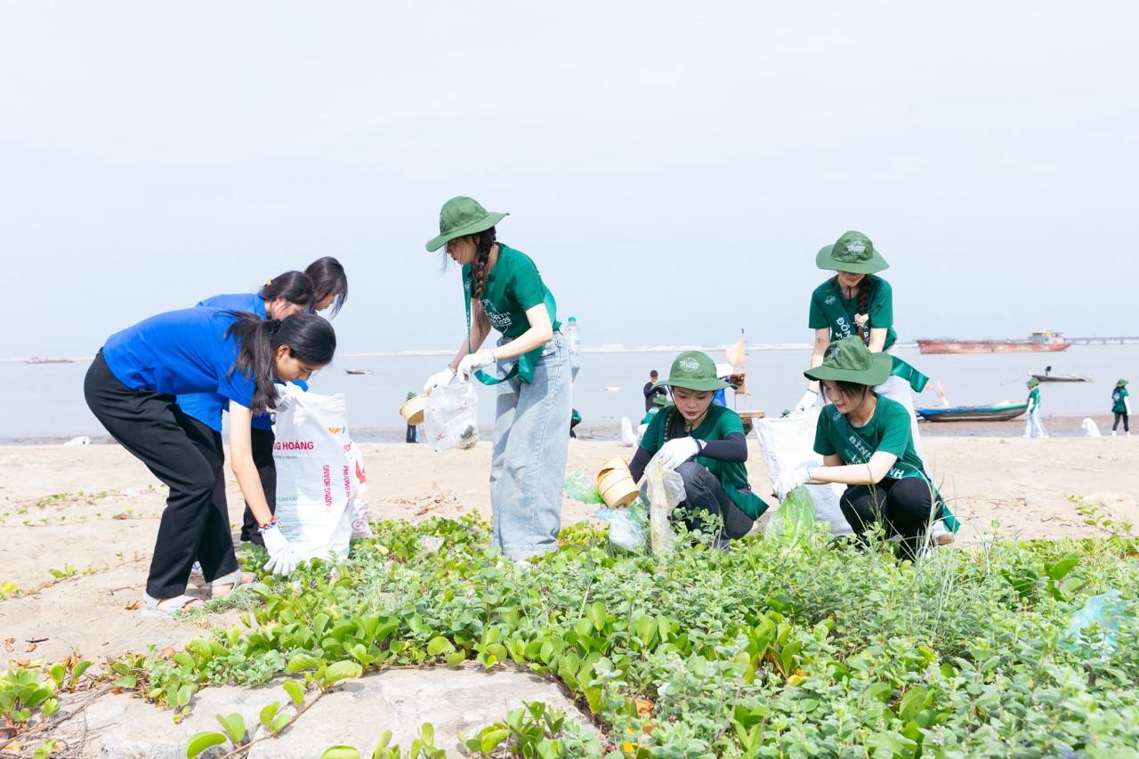 Miss Earth Vietnam 2025 contestants clean the sea. Photo: Provided by the organizing committee.