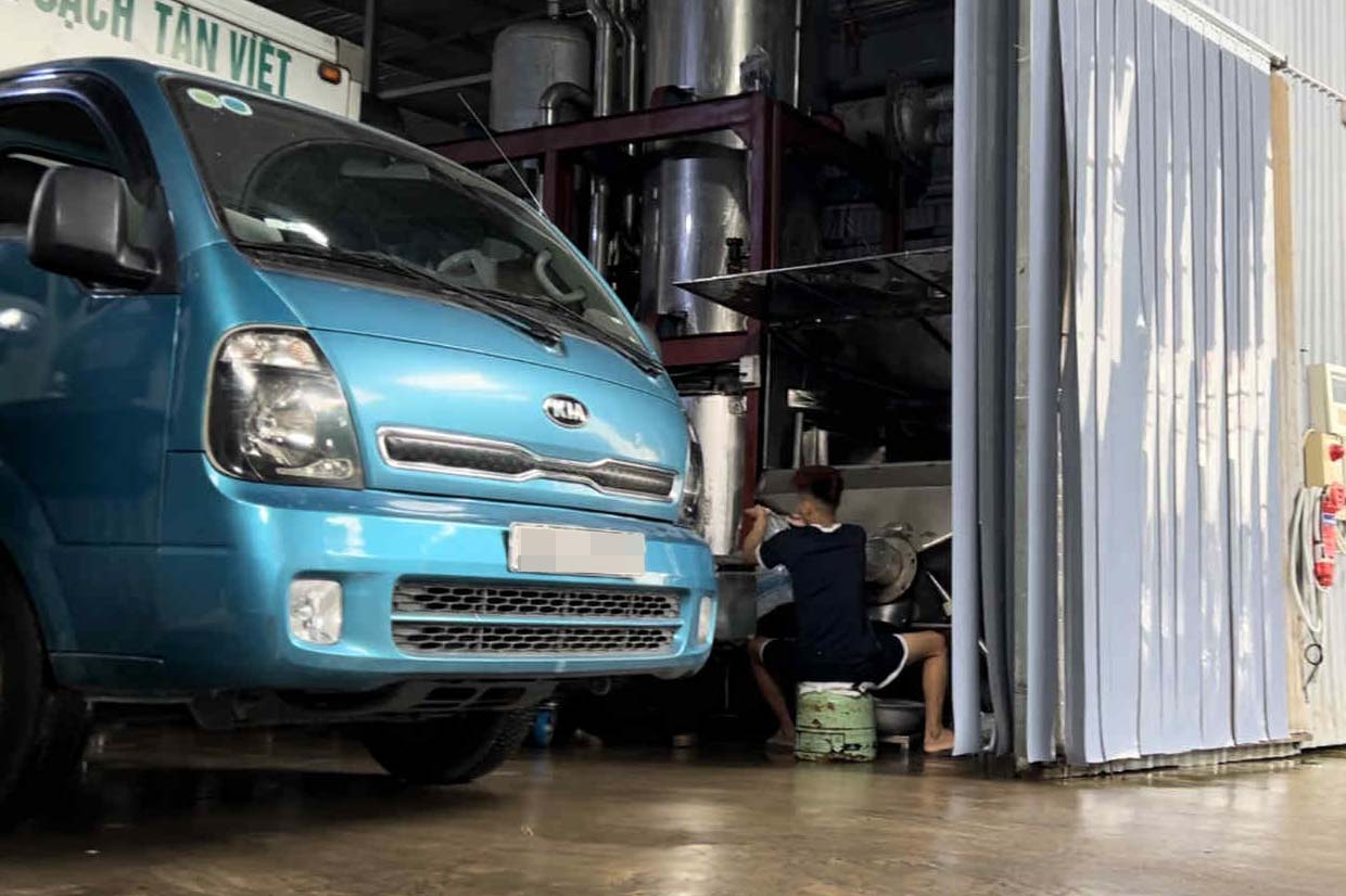 Nhân viên của Công ty CP Phát triển và Đầu tư Tân Việt phớt lờ mọi quy trình về an toàn vệ sinh thực phẩm trong quá trình sản xuất và đóng gói đá viên. Ảnh: NHÓM PV