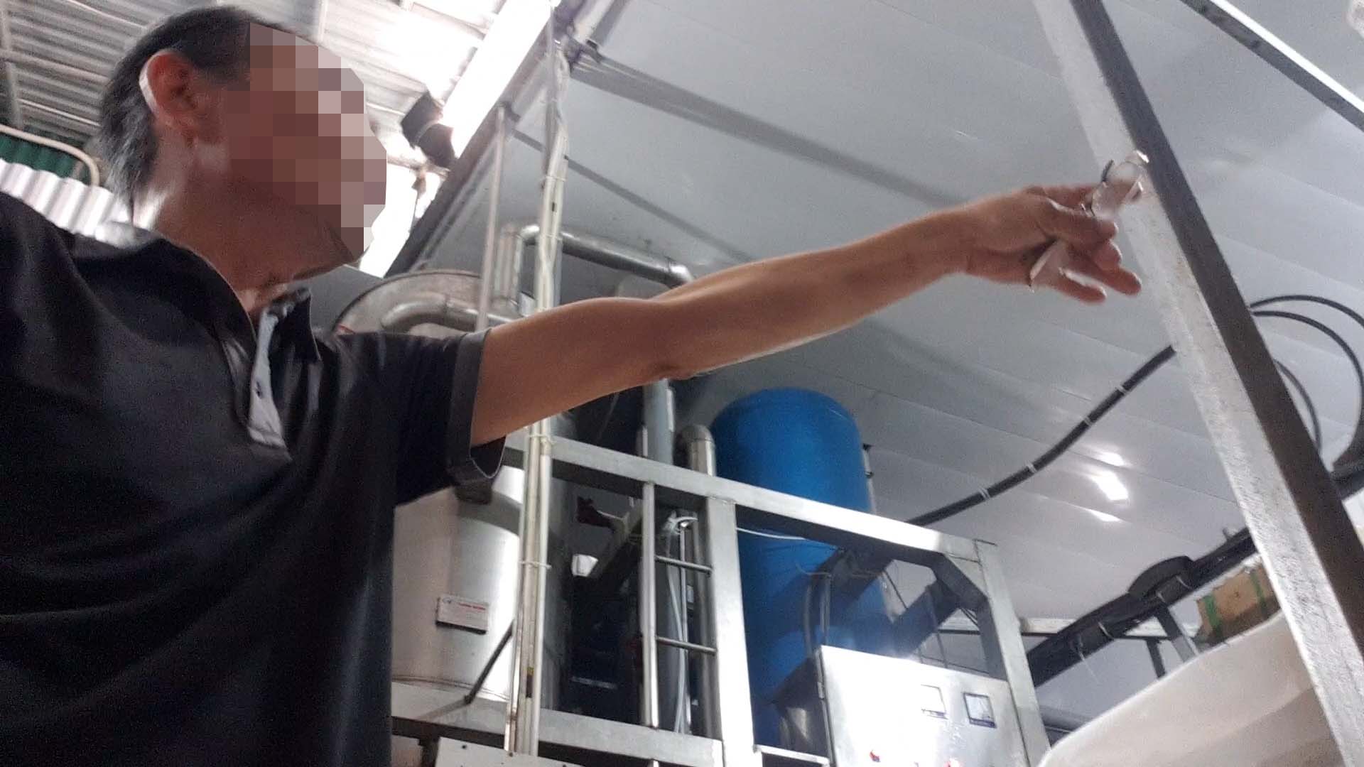 Ông V.Đ.N, Giám đốc Công ty CP Phát triển và Đầu tư Tân Việt dẫn nhóm PV đi xem hệ thống làm đá viên của đơn vị. Ảnh: NHÓM PV