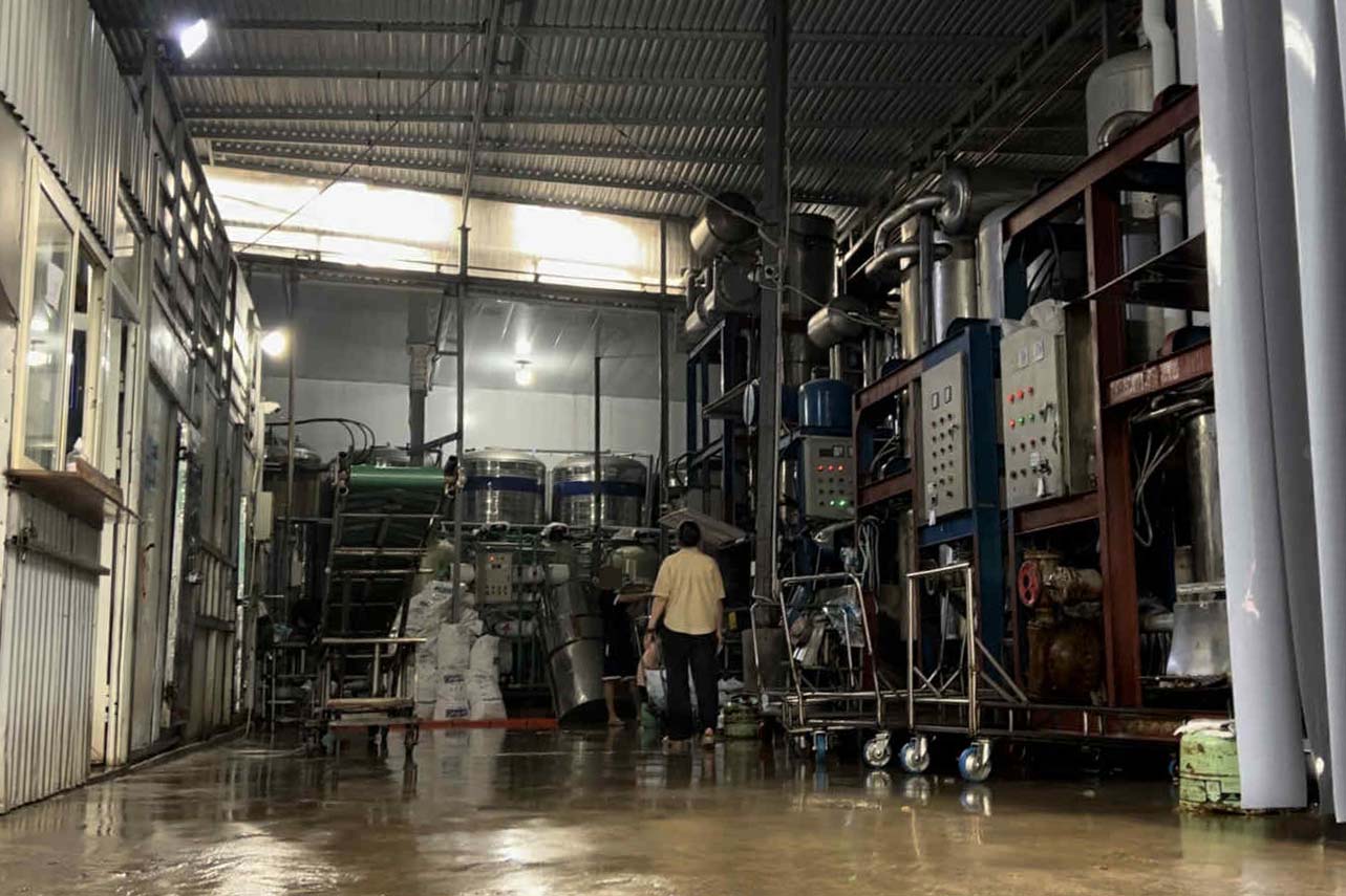 Nhà xưởng quy mô của Công ty CP Phát triển và Đầu tư Tân Việt, nhưng nhân viên không trang bị bảo hộ để đảm bảo an toàn vệ sinh khi sản xuất đá viên. Ảnh: NHÓM PV
